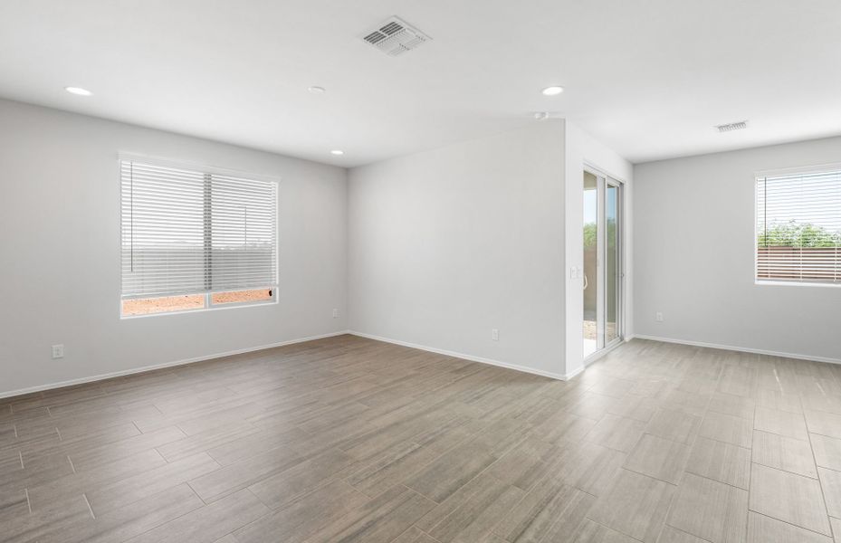Spacious, unfurnished interior of a new home in Sun City Anthem at Merrill Ranch, Florence (Image 17).