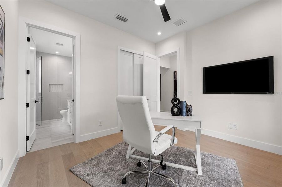 Furnished interior view inside a new home in , Orlando (Image 33).