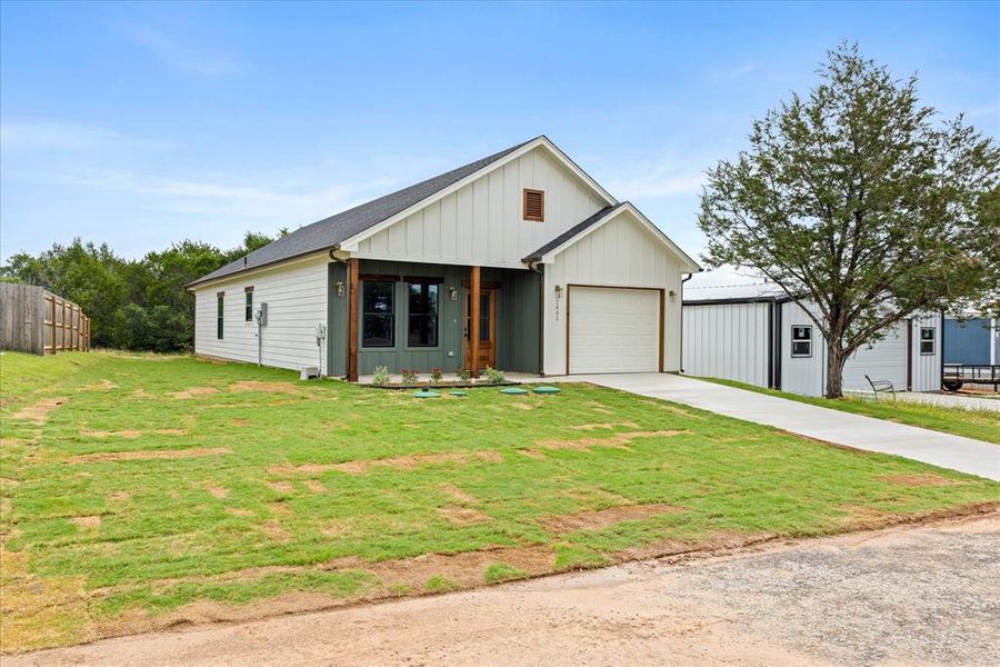 Front exterior of a new home in , Granbury, TX, highlighting curb appeal (Image 20). Front exterior of a new home in , Granbury, TX, highlighting curb appeal (Image 20).
