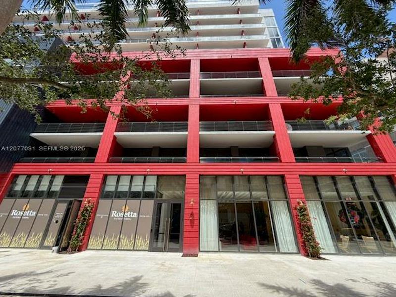 Condo located in Miami, FL showcasing its design and architecture (Image 3).