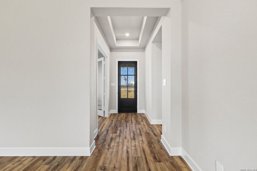 Spacious, unfurnished interior of a new home in Pradera Ridge, Floresville (Image 8).