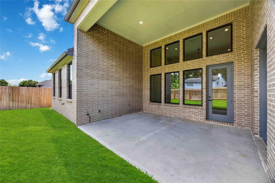 Exterior details and patio area of a home in Friendswood Trails 70' Homesites, Friendswood (Image 3).