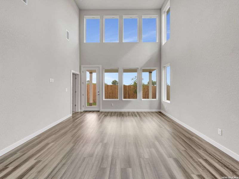 Spacious, unfurnished interior of a new home in Fairway Crossing, San Antonio (Image 9).