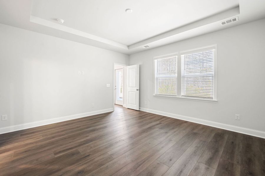Spacious, unfurnished interior of a new home in Waterways, Richmond Hill (Image 18).