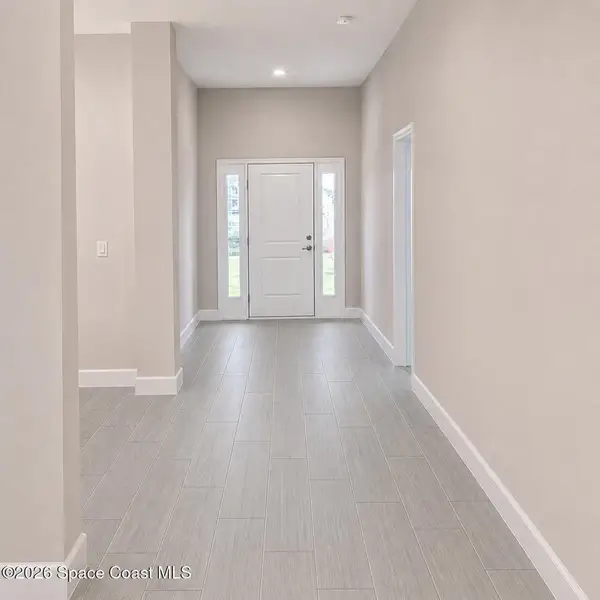 Spacious, unfurnished interior of a new home in St. John's Preserve, Palm Bay (Image 11).