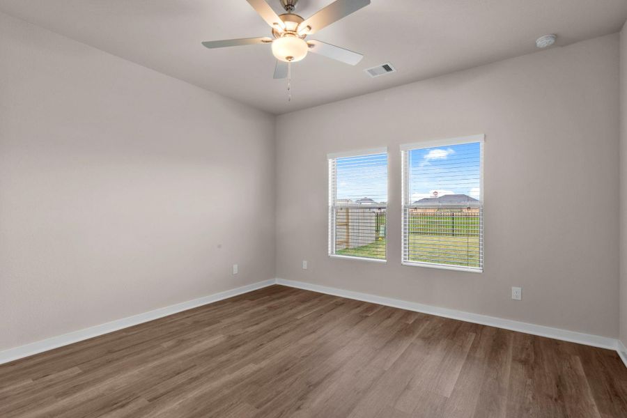Spacious, unfurnished interior of a new home in Laurel Landing 40', Alvin (Image 19).