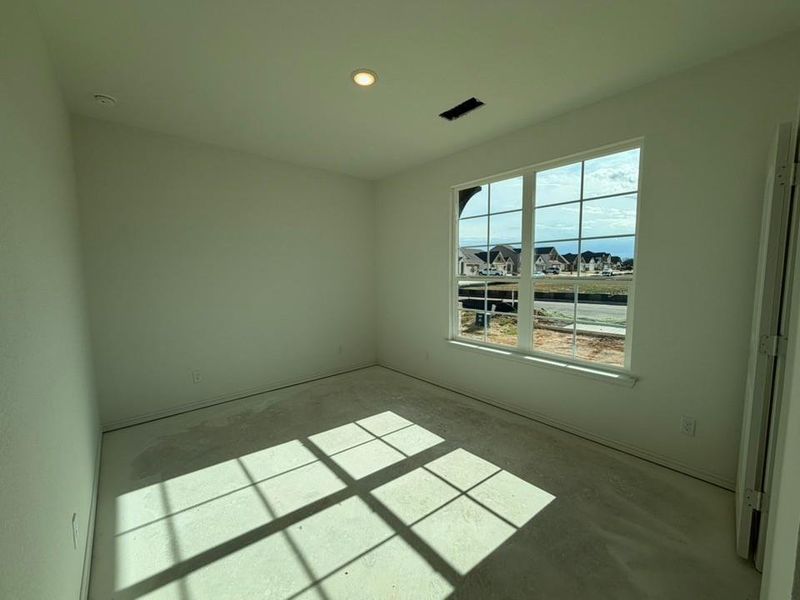 Spacious, unfurnished interior of a new home in Covenant Park, Springtown (Image 8).