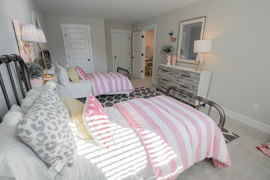 Representative furnished interior of a home built from the Huntington by Grant & Co in White Oak, Arlington (Image 34).
