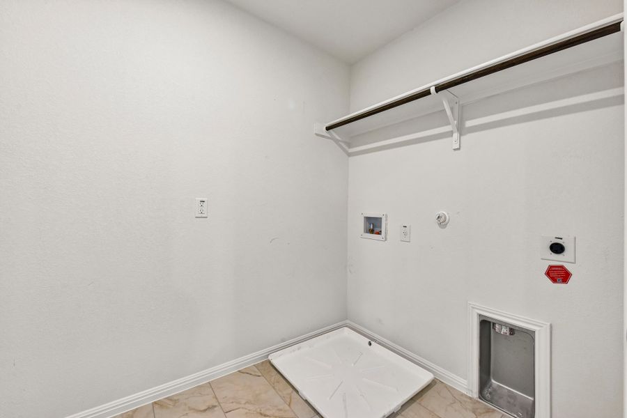 Spacious, unfurnished interior of a new home in Crosswinds, Kyle (Image 19).
