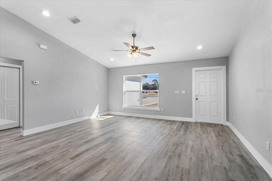 Spacious, unfurnished interior of a new home in , Ocala (Image 10).