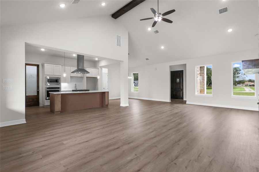 Spacious, unfurnished interior of a new home in , Angleton (Image 9).