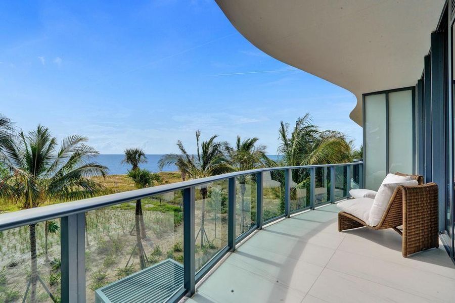 Exterior details and patio area of a home in Casamar, Pompano Beach (Image 3).