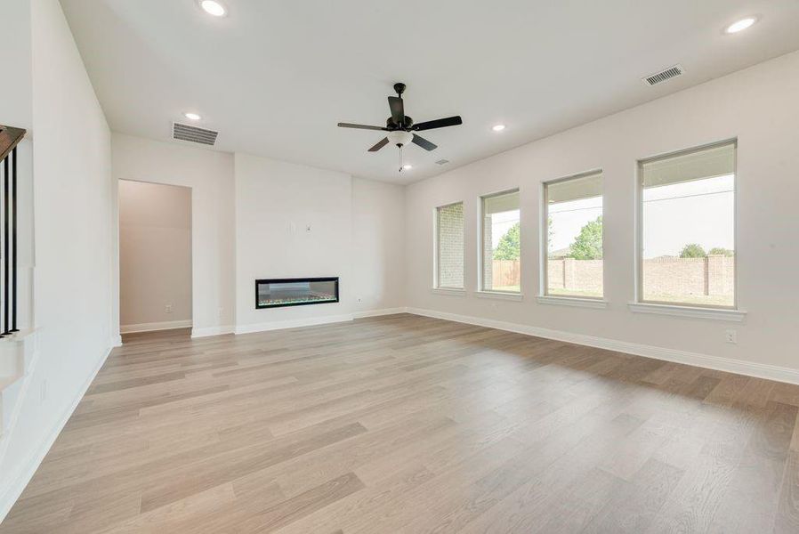 Spacious, unfurnished interior of a new home in Villages of Creekwood, Frisco (Image 20).