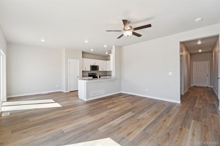 Spacious, unfurnished interior of a new home in Cottonwood Greens, Fort Lupton (Image 17).