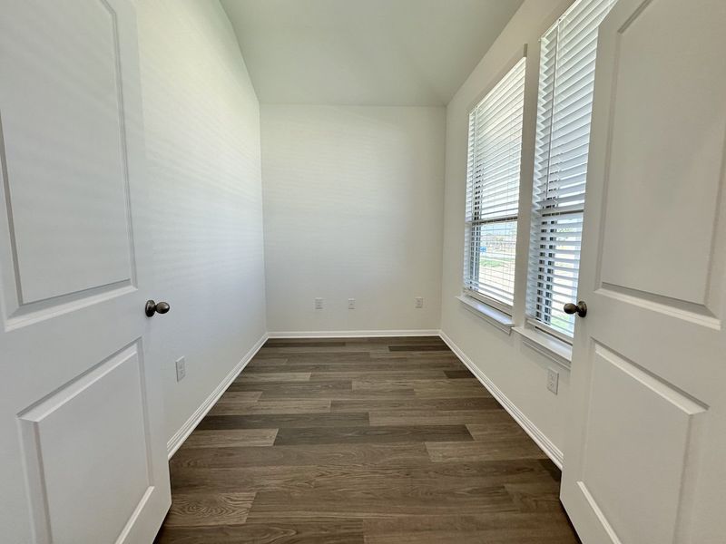 Spacious, unfurnished interior of a new home in Porter Country, Buda (Image 9).