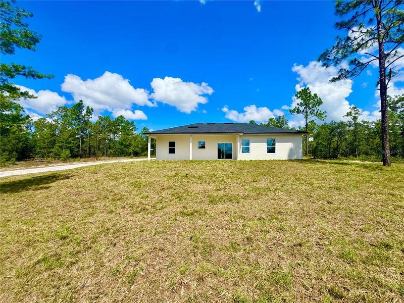 Exterior details and patio area of a home in , Dunnellon (Image 21).