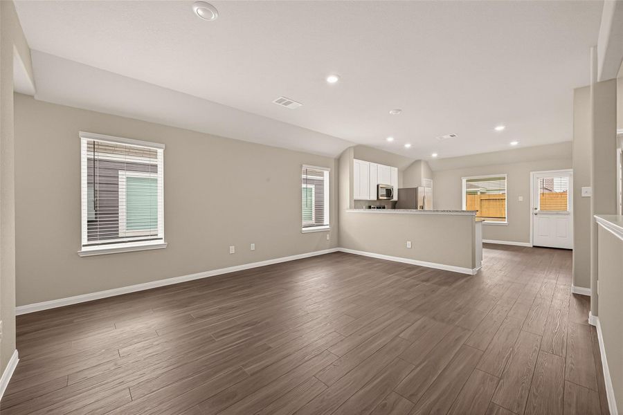 Spacious, unfurnished interior of a new home in Wayside Village, Houston (Image 20).