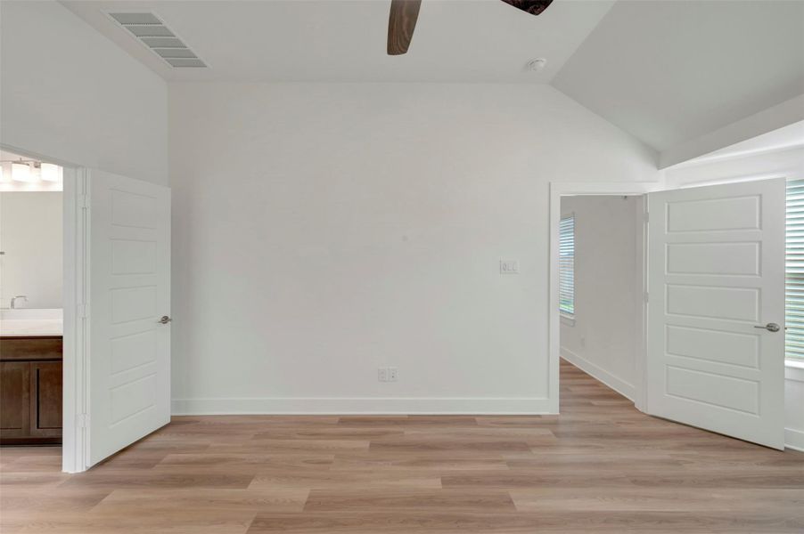 Spacious, unfurnished interior of a new home in Lago Mar, Santa Fe (Image 27). Spacious, unfurnished interior of a new home in Lago Mar, Santa Fe (Image 27).