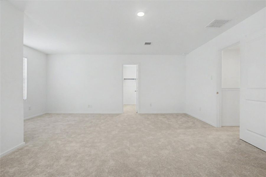 Spacious, unfurnished interior of a new home in Sunterra, Katy (Image 18).