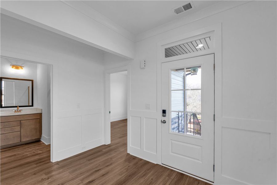 Spacious, unfurnished interior of a new home in Cross Creek Golf Club, Seneca (Image 17).