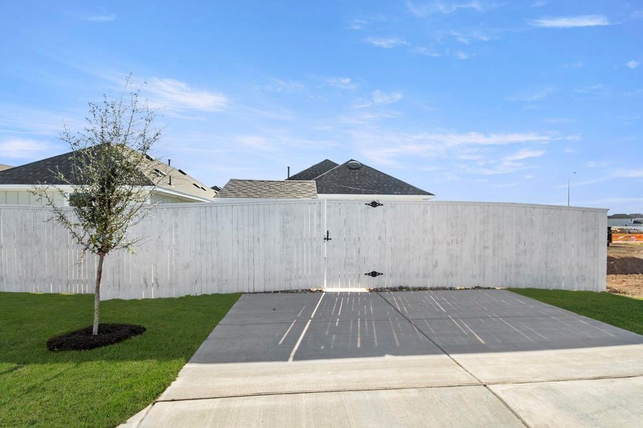 Exterior details and patio area of a home in Harvest Ridge, Elgin (Image 4).