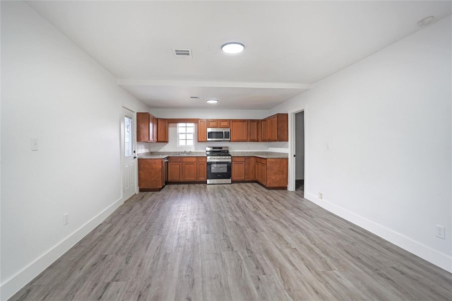 Spacious, unfurnished interior of a new home in , Houston (Image 14).