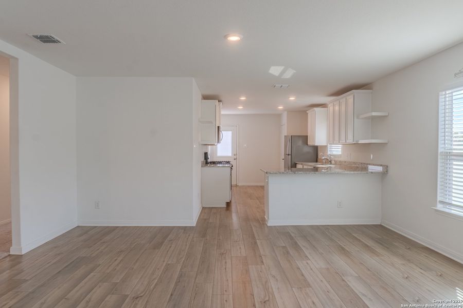 Spacious, unfurnished interior of a new home in Luckey Ranch, San Antonio (Image 13).