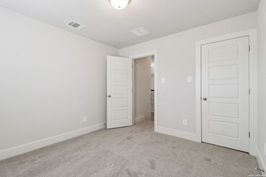 Spacious, unfurnished interior of a new home in Thomas Pond, San Antonio (Image 39).