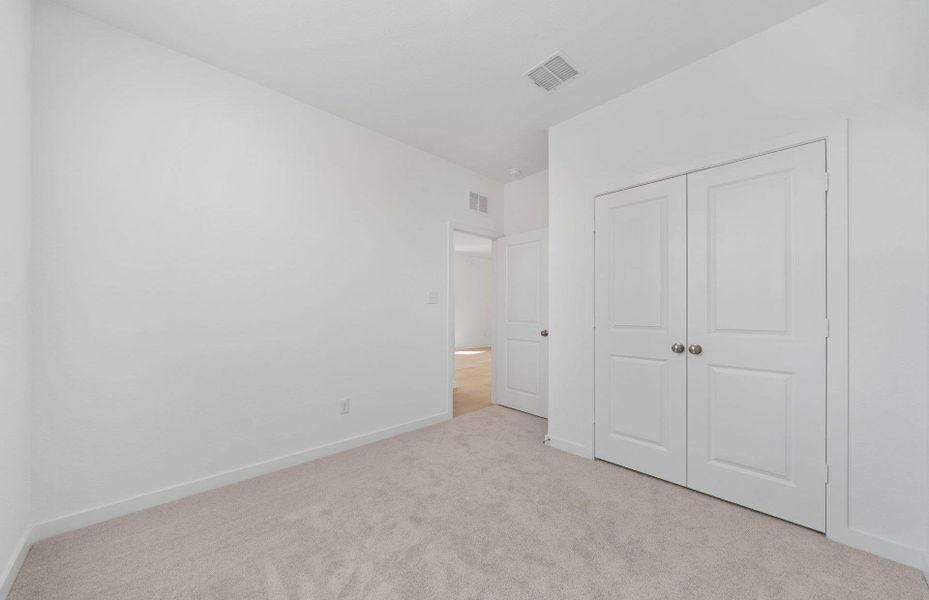 Spacious, unfurnished interior of a new home in Sunfield, Buda (Image 27).