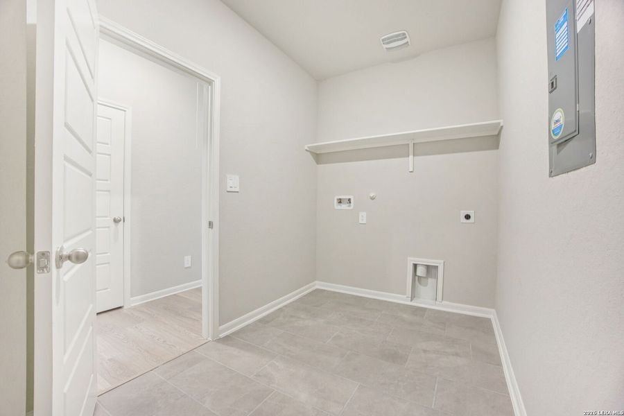 Spacious, unfurnished interior of a new home in Arcadia Ridge - Classic Series, San Antonio (Image 42).