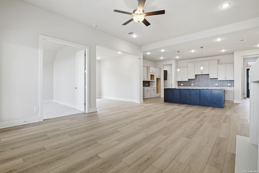 Spacious, unfurnished interior of a new home in Haby Hill 60s, San Antonio (Image 40).