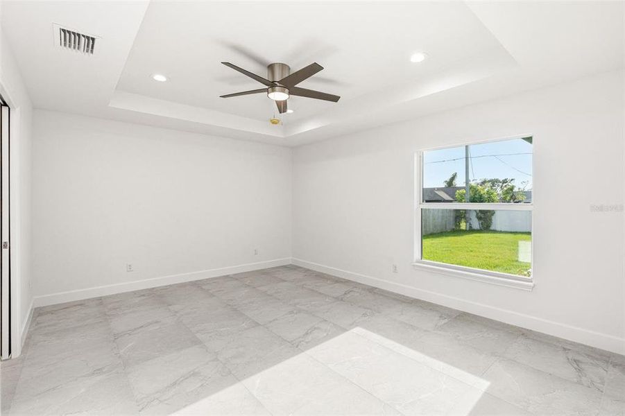 Spacious, unfurnished interior of a new home in , Englewood (Image 27).