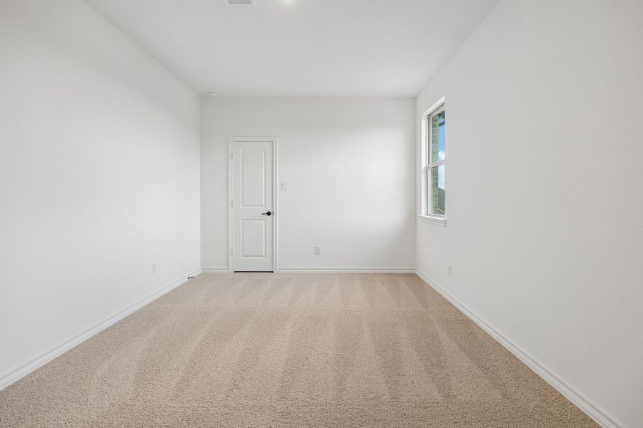 Spacious, unfurnished interior of a new home in Country Lakes, Denton (Image 24).