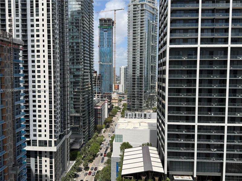 Condo located in Miami, FL showcasing its design and architecture (Image 27).