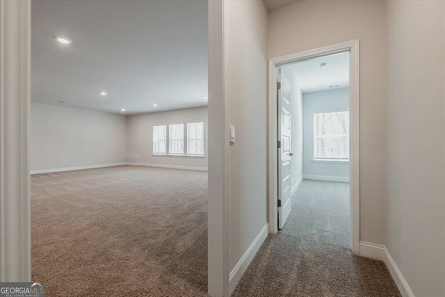 Spacious, unfurnished interior of a new home in Oakview Estates, Macon (Image 39).