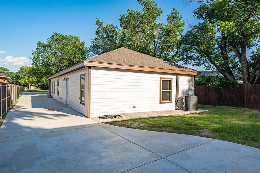 Exterior details and patio area of a home in , Fort Worth (Image 4).