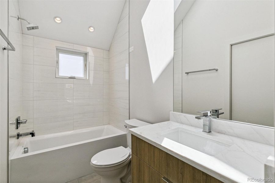 Extra Deep Soaking tub! Skylight!