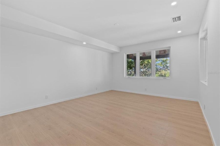 Spacious, unfurnished interior of a new home in , Clearwater (Image 28).
