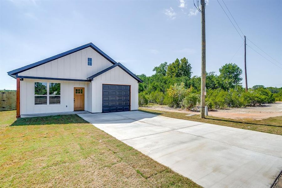 Front exterior of a new home in , Granbury, TX, highlighting curb appeal (Image 1). Front exterior of a new home in , Granbury, TX, highlighting curb appeal (Image 1).