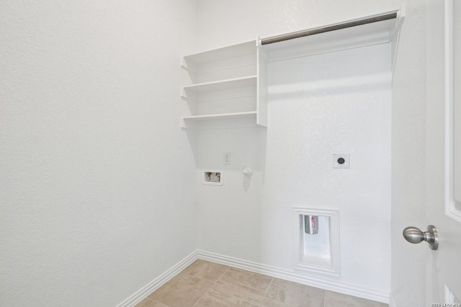 Spacious, unfurnished interior of a new home in The Crossvine, Schertz (Image 28).