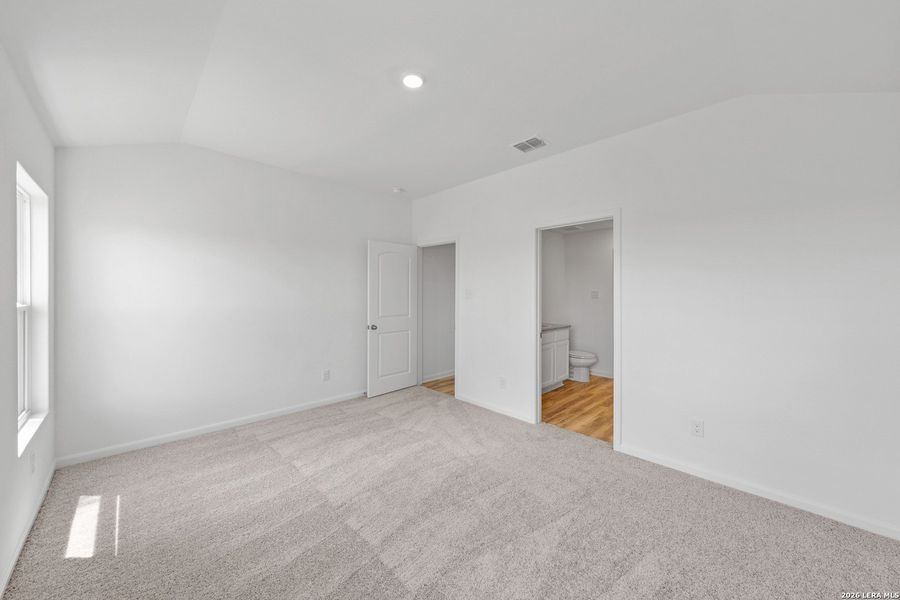 Spacious, unfurnished interior of a new home in , San Antonio (Image 9).