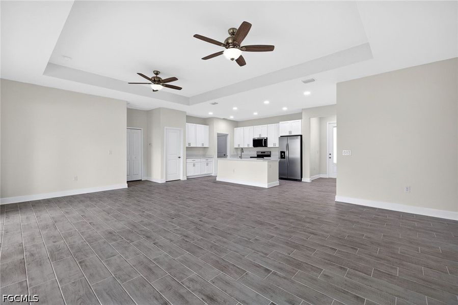Spacious, unfurnished interior of a new home in Cape Coral, Cape Coral (Image 24).