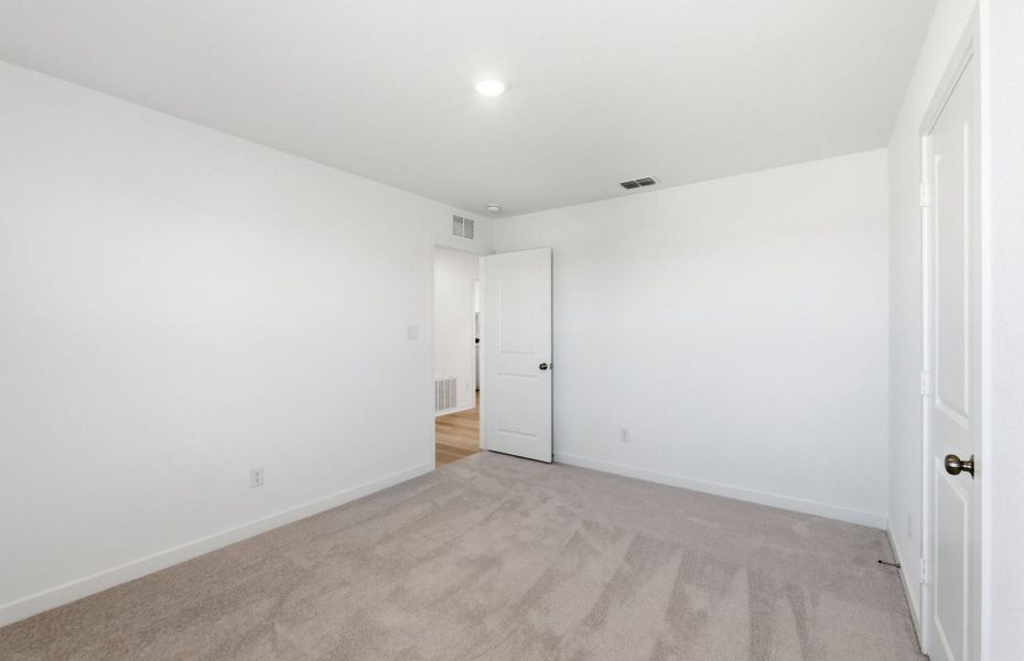 Spacious, unfurnished interior of a new home in Sunfield, Buda (Image 46).