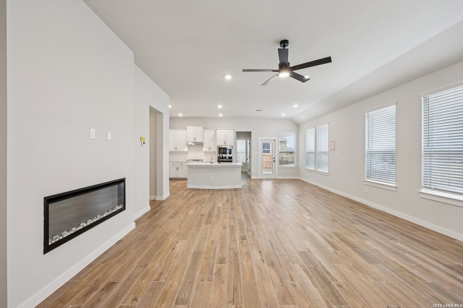 Spacious, unfurnished interior of a new home in Meyer Ranch, New Braunfels (Image 19).
