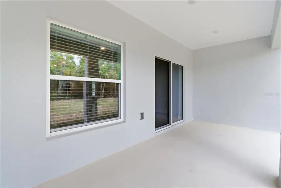 Exterior details and patio area of a home in , Dunnellon (Image 4).