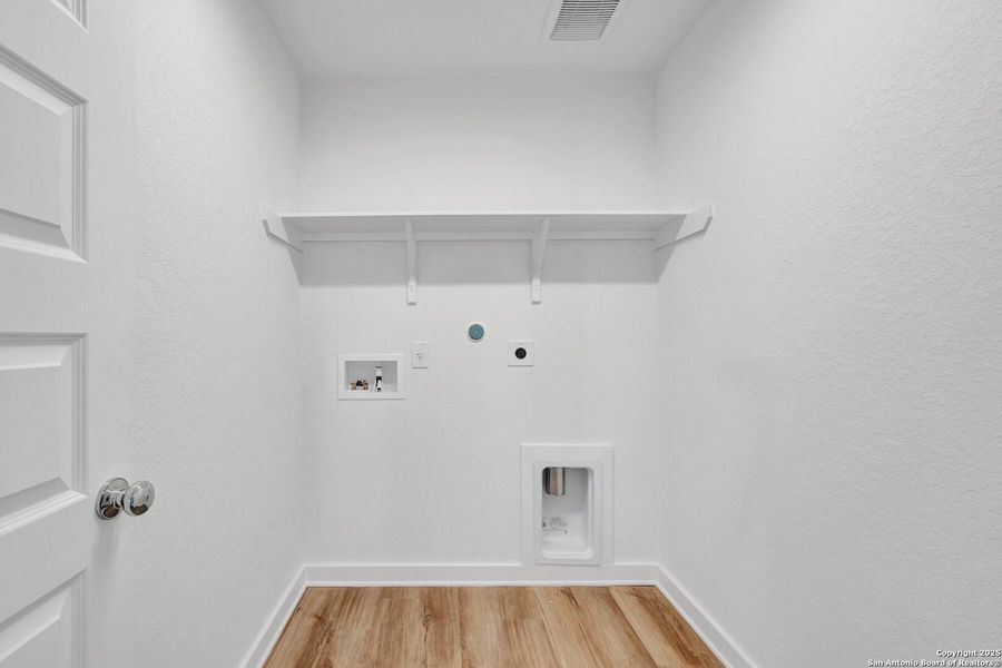 Spacious, unfurnished interior of a new home in Mesquite Ridge, San Antonio (Image 31).