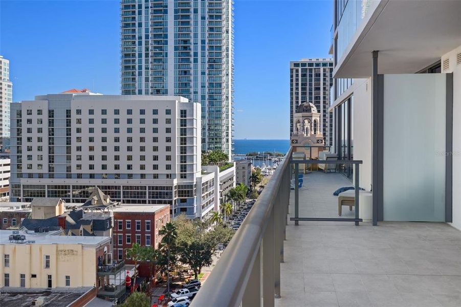 Condo located in St. Petersburg, FL showcasing its design and architecture (Image 4).