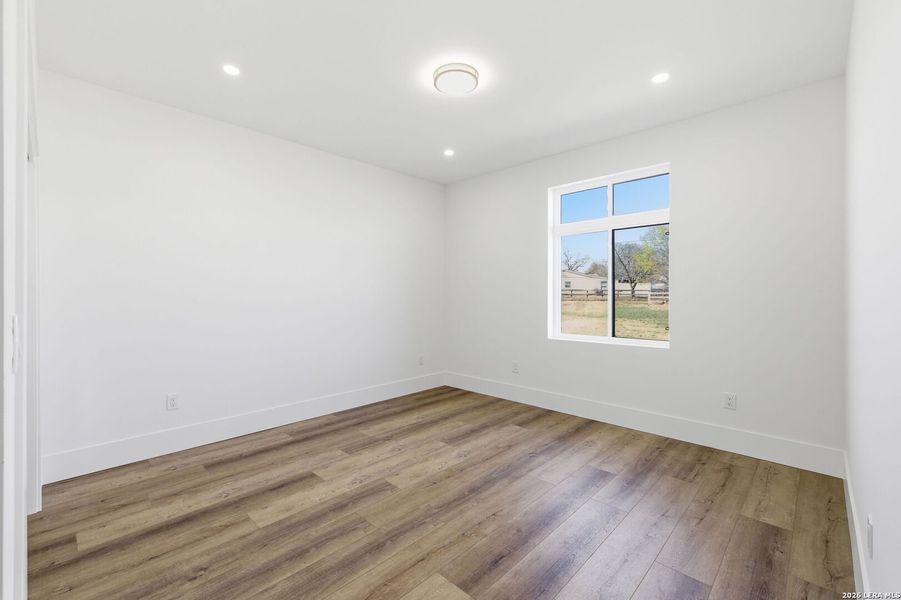 Spacious, unfurnished interior of a new home in , Bandera (Image 46).