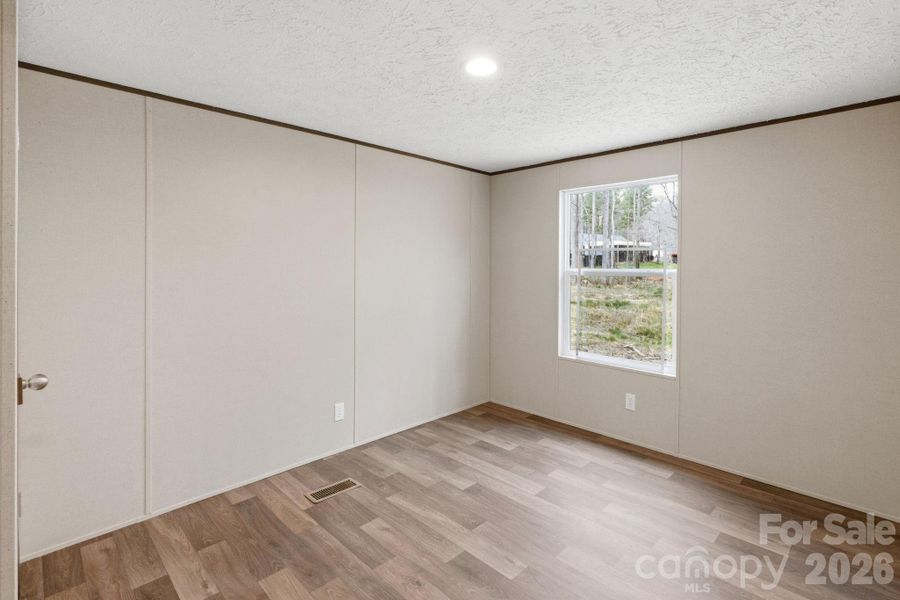 Spacious, unfurnished interior of a new home in , Lincolnton (Image 11).