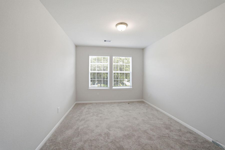 Spacious, unfurnished interior of a new home in Steed Landing, Texas City (Image 22).